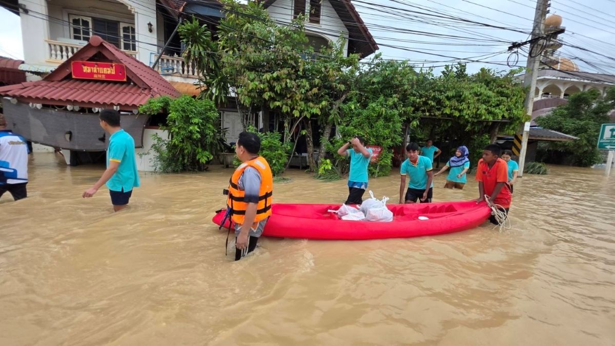 ซีพี แอ็กซ์ตร้า อาสา ผนึกกำลังพันธมิตร ลำเลียงถุงยังชีพและของจำเป็น 
ลงพื้นที่หาดใหญ่ ช่วยเหลือผู้ประสบภัยน้ำท่วมอย่างเร่งด่วน