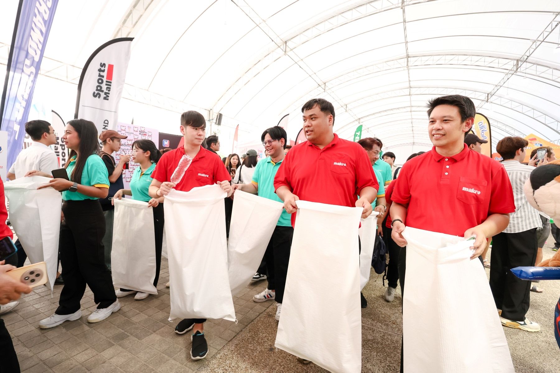 ‘แม็คโคร–โลตัส’ ร่วมภาคเอกชนขับเคลื่อน Green SEA Games 
สนามไร้ขยะพลาสติก ผ่าน 3 ภารกิจรักษ์สิ่งแวดล้อม 
พร้อมกิจกรรมสนับสนุนแฟนกีฬาไทย